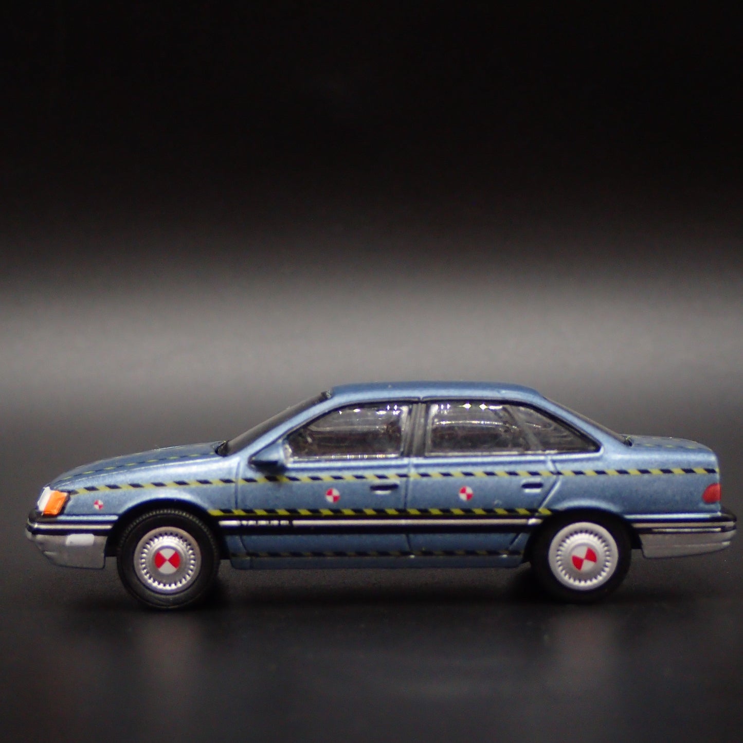 1986-1991 FORD TAURUS CRASH TEST VEHICLE 1:64 SCALE DIORAMA DIECAST MODEL CAR