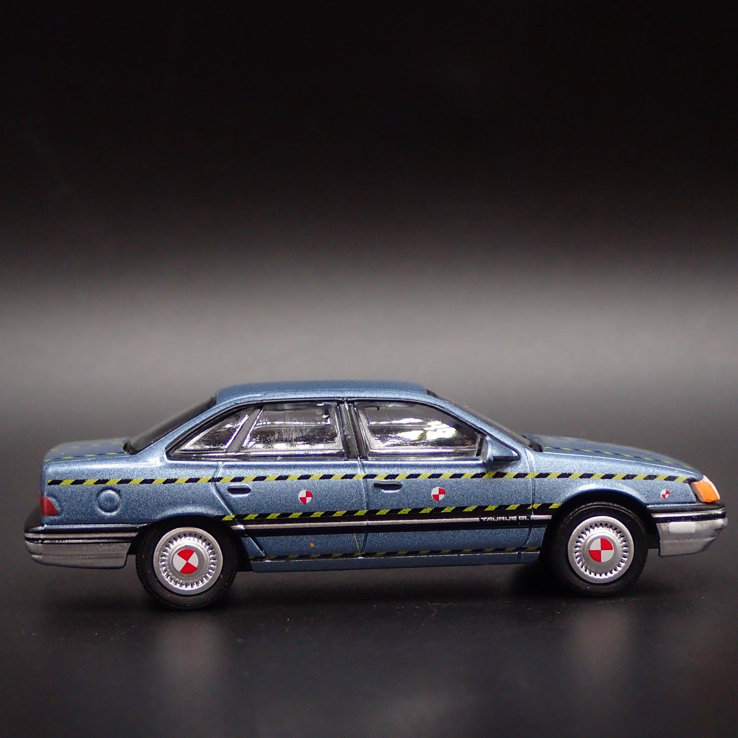 1986-1991 FORD TAURUS CRASH TEST VEHICLE 1:64 SCALE DIORAMA DIECAST MODEL CAR