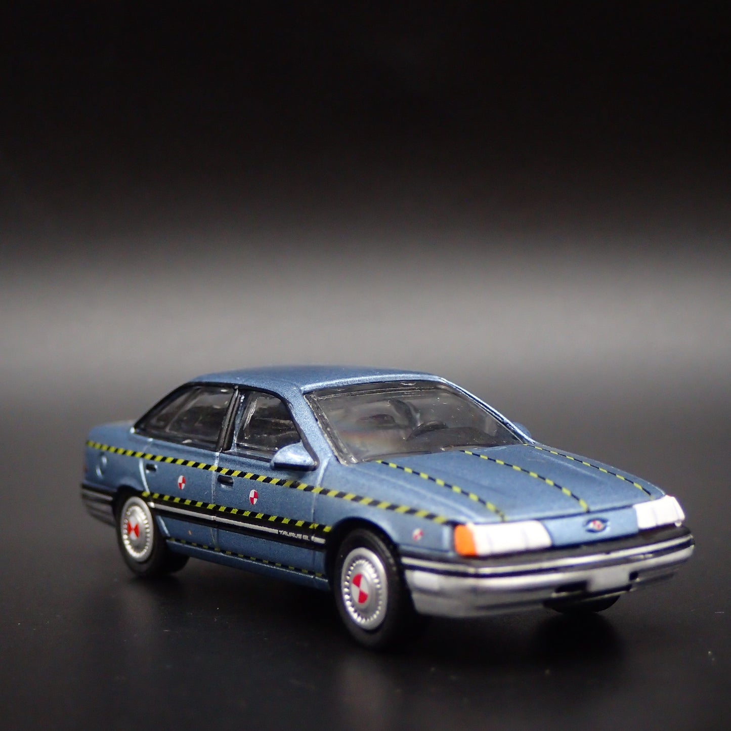 1986-1991 FORD TAURUS CRASH TEST VEHICLE 1:64 SCALE DIORAMA DIECAST MODEL CAR