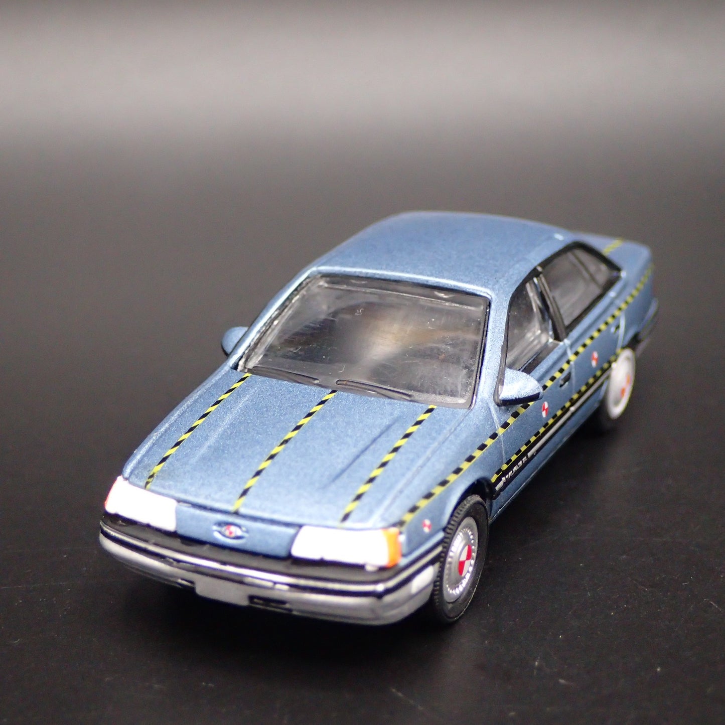1986-1991 FORD TAURUS CRASH TEST VEHICLE 1:64 SCALE DIORAMA DIECAST MODEL CAR