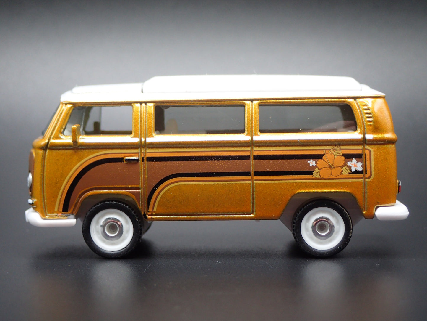 1967-1979 VW VOLKSWAGEN TYPE 2 T2 BUS GOLD 1/64 SCALE DIORAMA DIECAST MODEL CAR