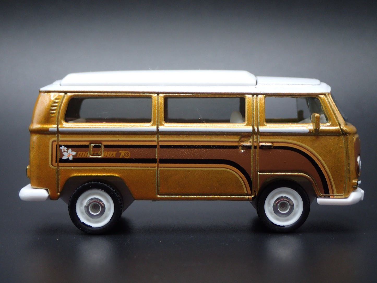 1967-1979 VW VOLKSWAGEN TYPE 2 T2 BUS GOLD 1/64 SCALE DIORAMA DIECAST MODEL CAR