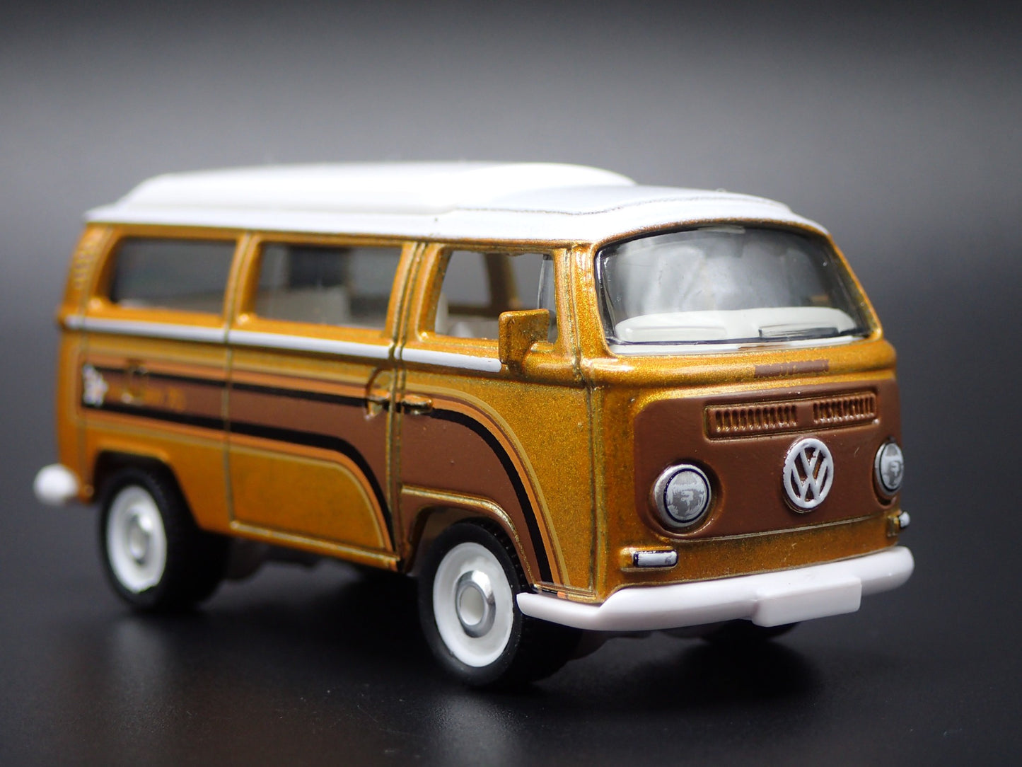 1967-1979 VW VOLKSWAGEN TYPE 2 T2 BUS GOLD 1/64 SCALE DIORAMA DIECAST MODEL CAR
