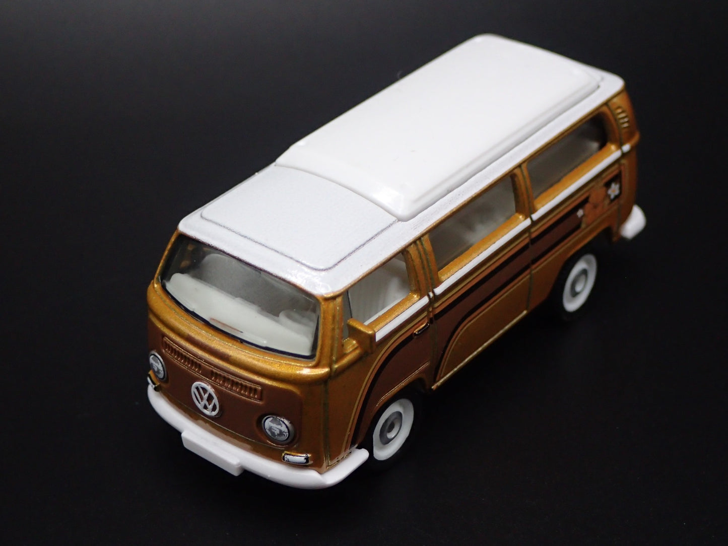 1967-1979 VW VOLKSWAGEN TYPE 2 T2 BUS GOLD 1/64 SCALE DIORAMA DIECAST MODEL CAR