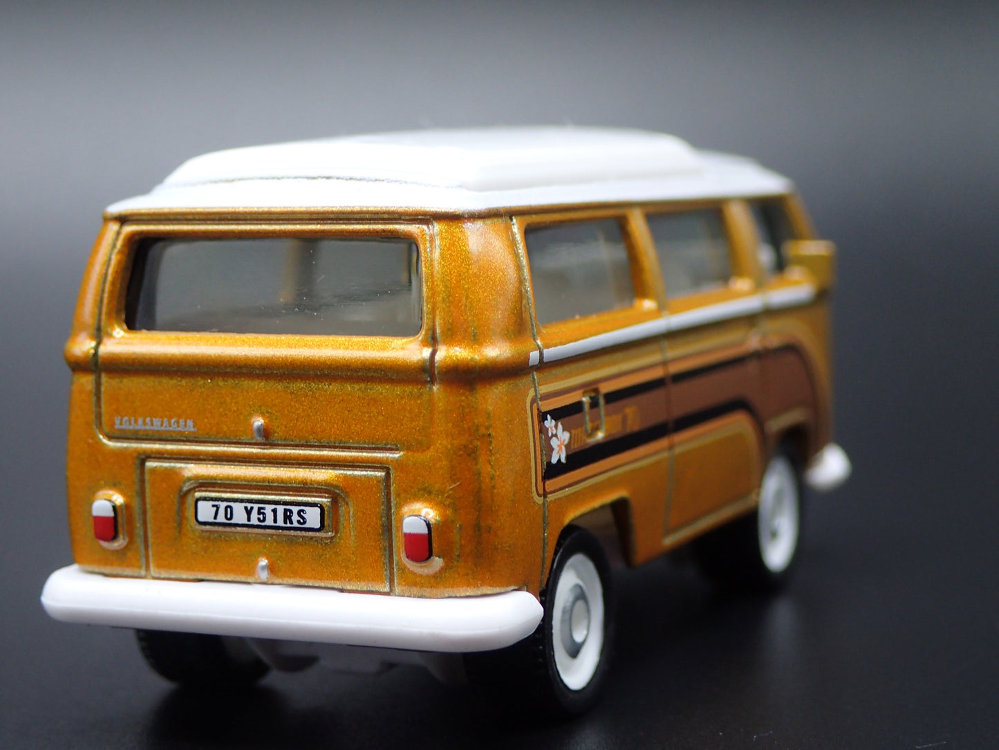 1967-1979 VW VOLKSWAGEN TYPE 2 T2 BUS GOLD 1/64 SCALE DIORAMA DIECAST MODEL CAR