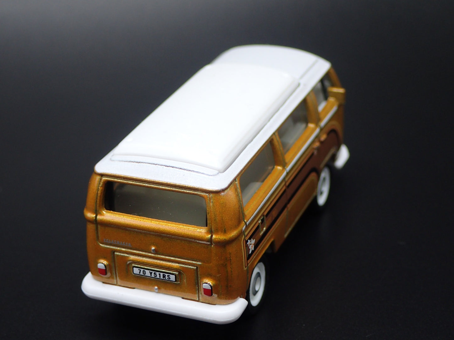 1967-1979 VW VOLKSWAGEN TYPE 2 T2 BUS GOLD 1/64 SCALE DIORAMA DIECAST MODEL CAR