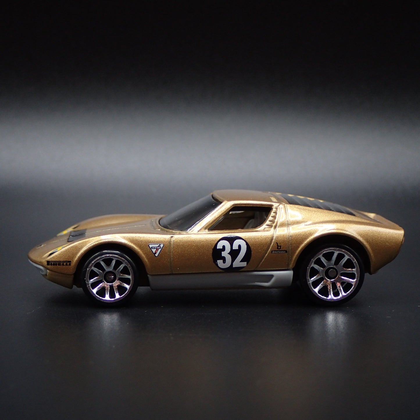 1976-1973 LAMBORGHINI MIURA SV 1:64 SCALE COLLECTIBLE DIORAMA DIECAST MODEL CAR