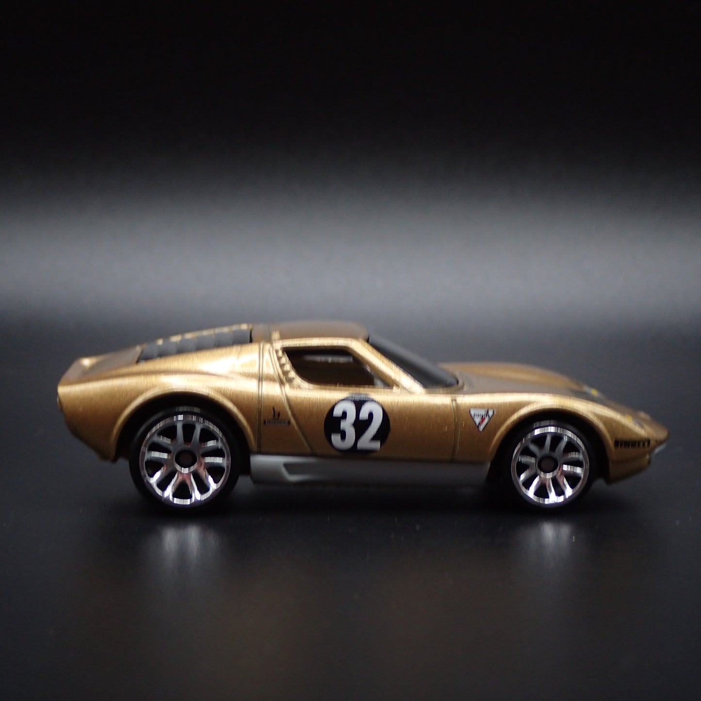 1976-1973 LAMBORGHINI MIURA SV 1:64 SCALE COLLECTIBLE DIORAMA DIECAST MODEL CAR