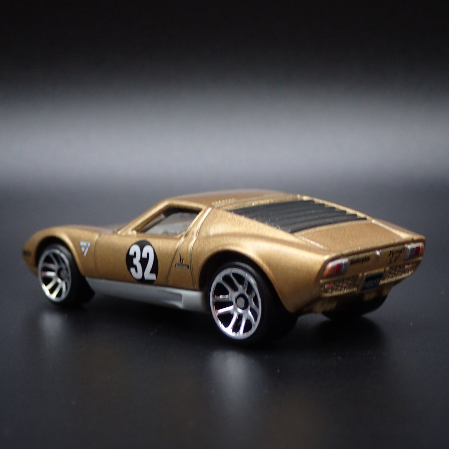 1976-1973 LAMBORGHINI MIURA SV 1:64 SCALE COLLECTIBLE DIORAMA DIECAST MODEL CAR