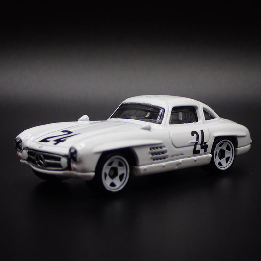 1954-1957 MERCEDES-BENZ 300 SL WHITE 1:64 SCALE COLLECTIBLE DIECAST MODEL CAR