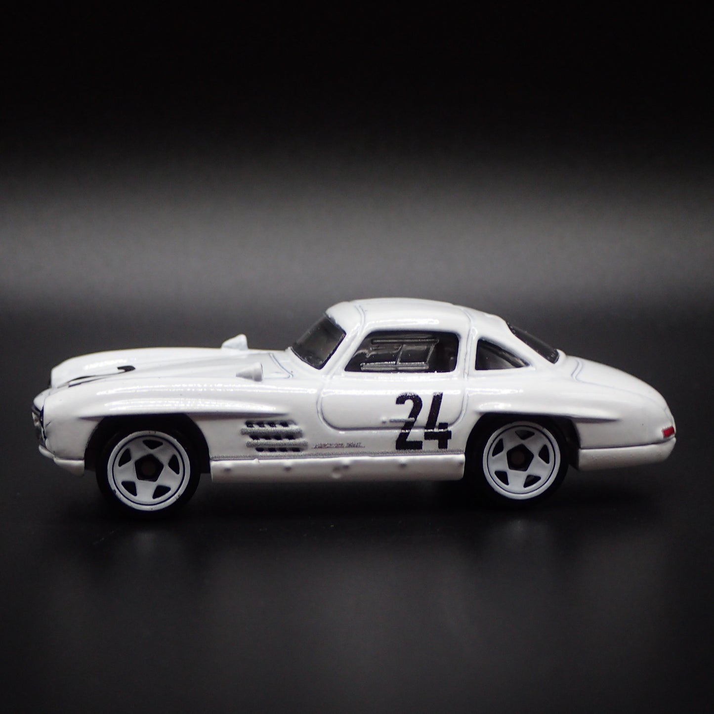 1954-1957 MERCEDES-BENZ 300 SL WHITE 1:64 SCALE COLLECTIBLE DIECAST MODEL CAR