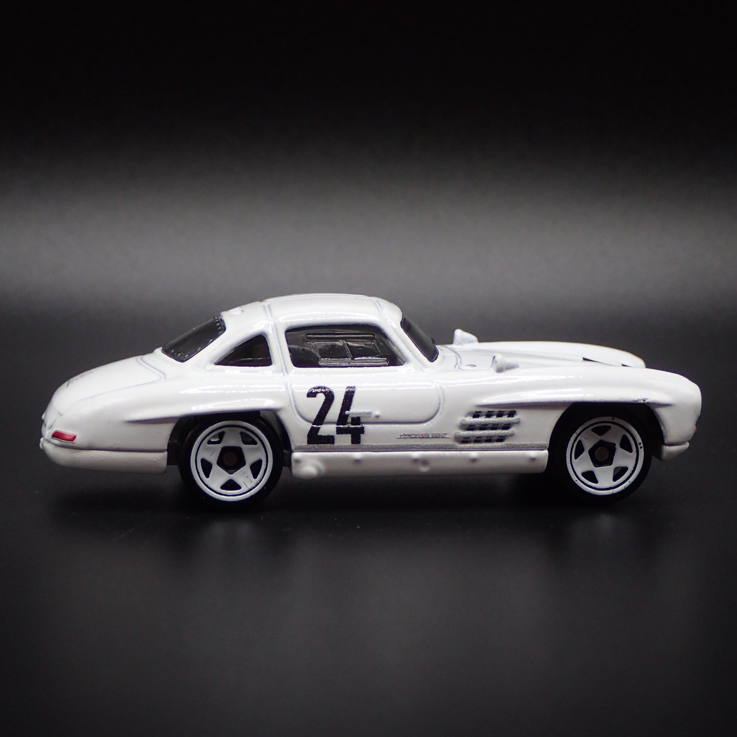 1954-1957 MERCEDES-BENZ 300 SL WHITE 1:64 SCALE COLLECTIBLE DIECAST MODEL CAR