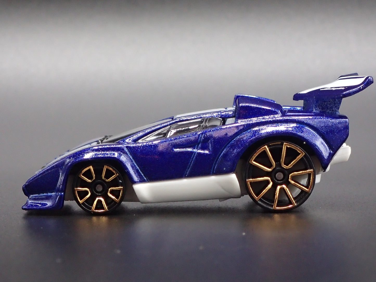 1974-1990 LAMBORGHINI COUNTACH SUPER CAR 1:64 SCALE DIARAMA DIECAST MODEL CAR