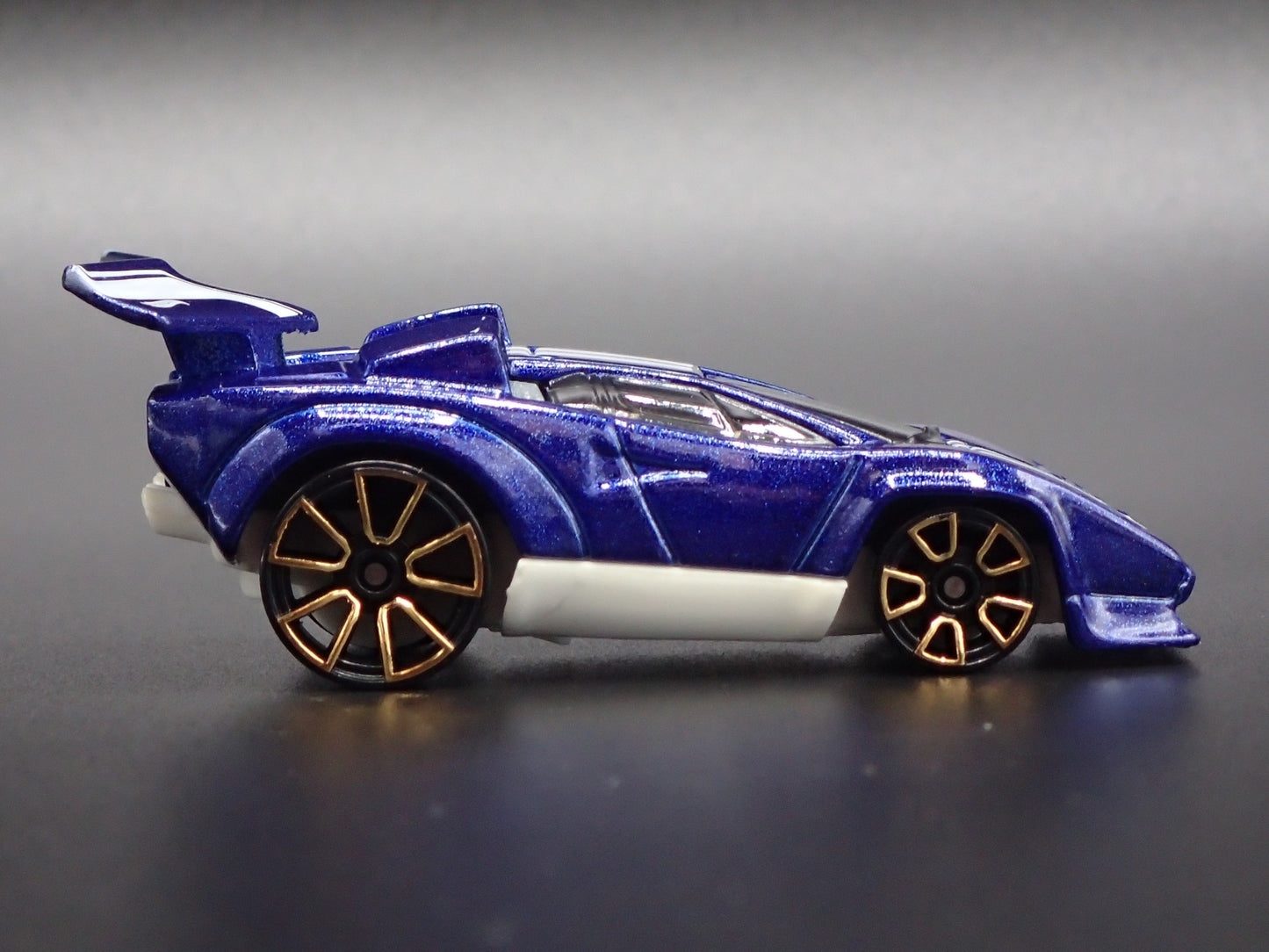 1974-1990 LAMBORGHINI COUNTACH SUPER CAR 1:64 SCALE DIARAMA DIECAST MODEL CAR