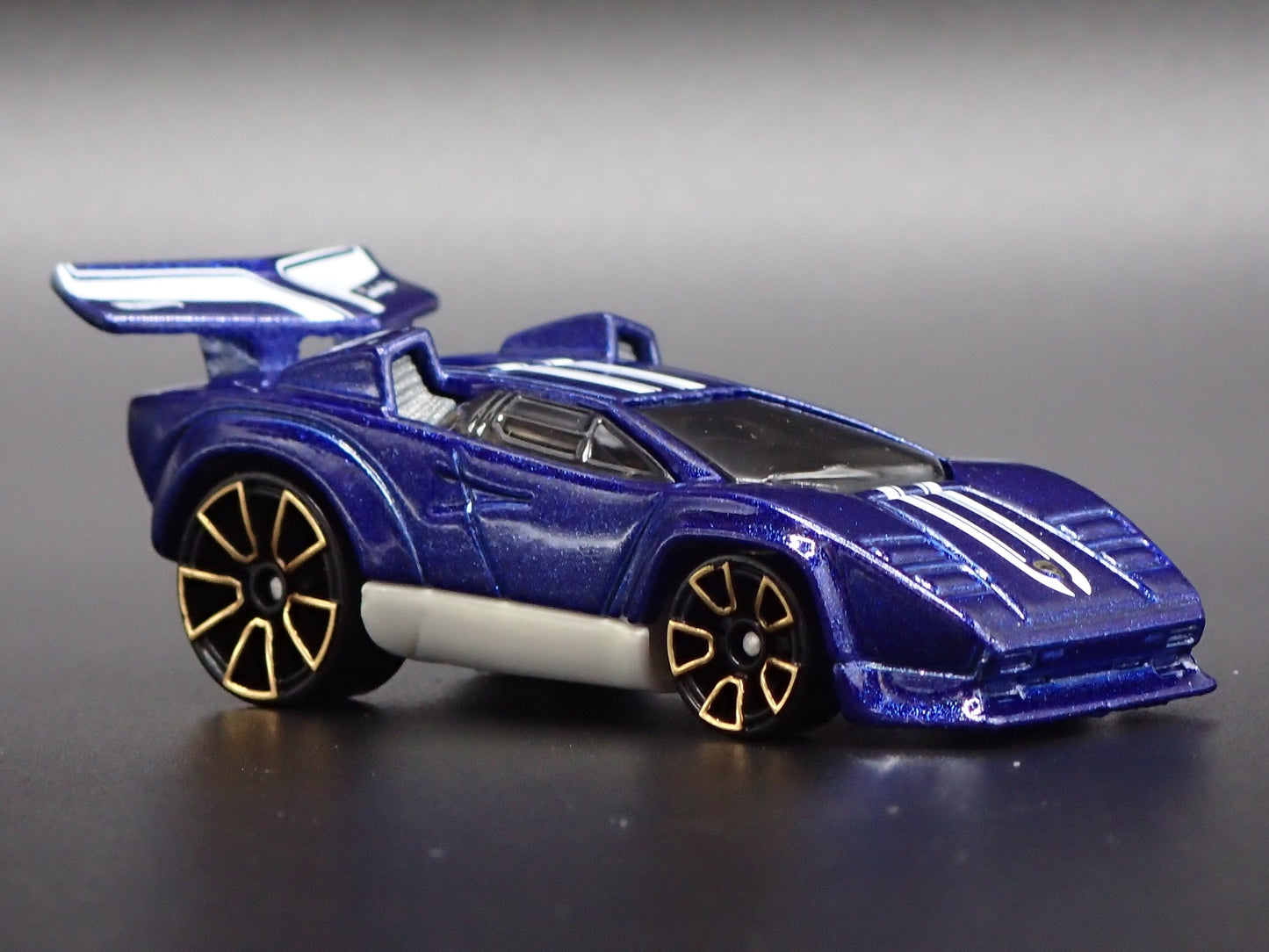 1974-1990 LAMBORGHINI COUNTACH SUPER CAR 1:64 SCALE DIARAMA DIECAST MODEL CAR