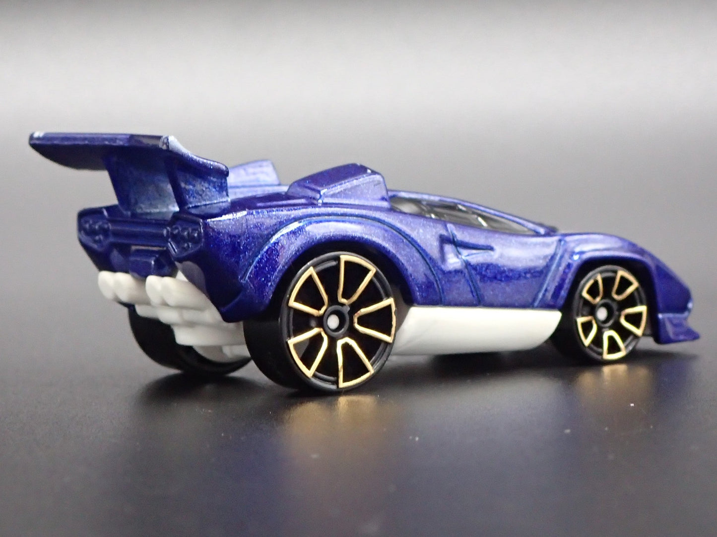 1974-1990 LAMBORGHINI COUNTACH SUPER CAR 1:64 SCALE DIARAMA DIECAST MODEL CAR