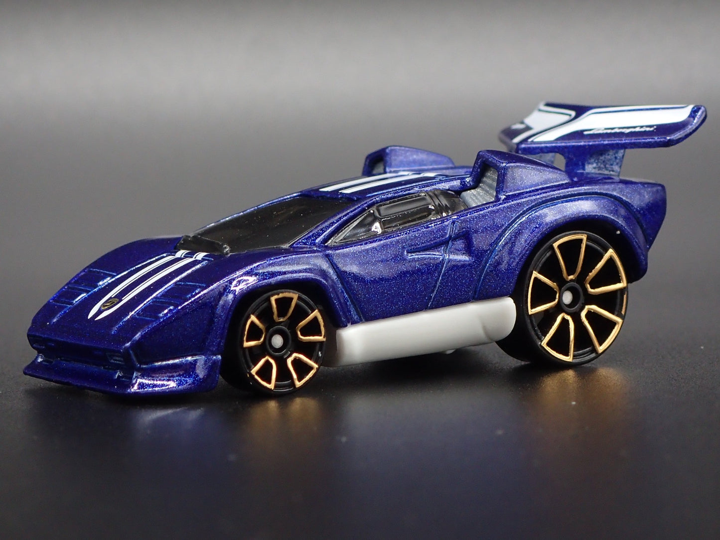 1974-1990 LAMBORGHINI COUNTACH SUPER CAR 1:64 SCALE DIARAMA DIECAST MODEL CAR