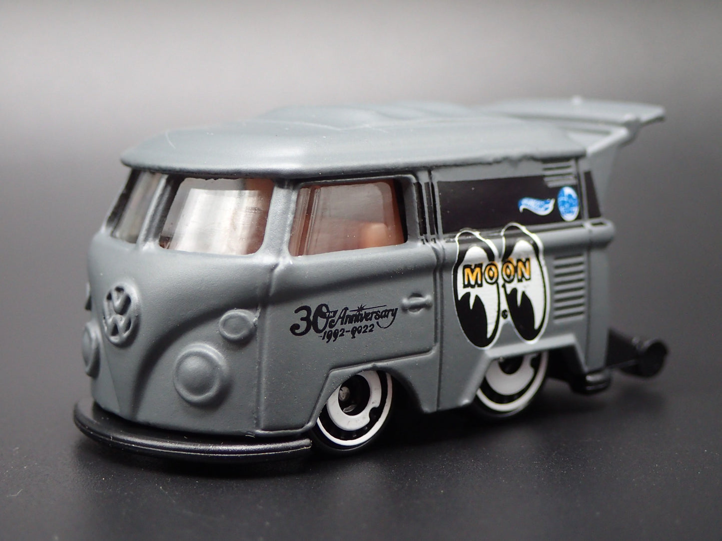 VW VOLKSWAGEN KOOL KOMBI MINI BUS VAN MOONEYES GRAY 1:64 SCALE DIECAST MODEL CAR