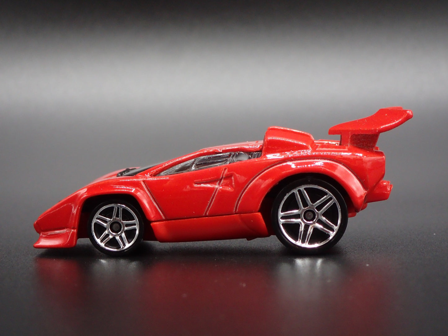 1974-1990 LAMBORGHINI COUNTACH SUPER CAR 1:64 SCALE DIORAMA DIECAST MODEL CAR
