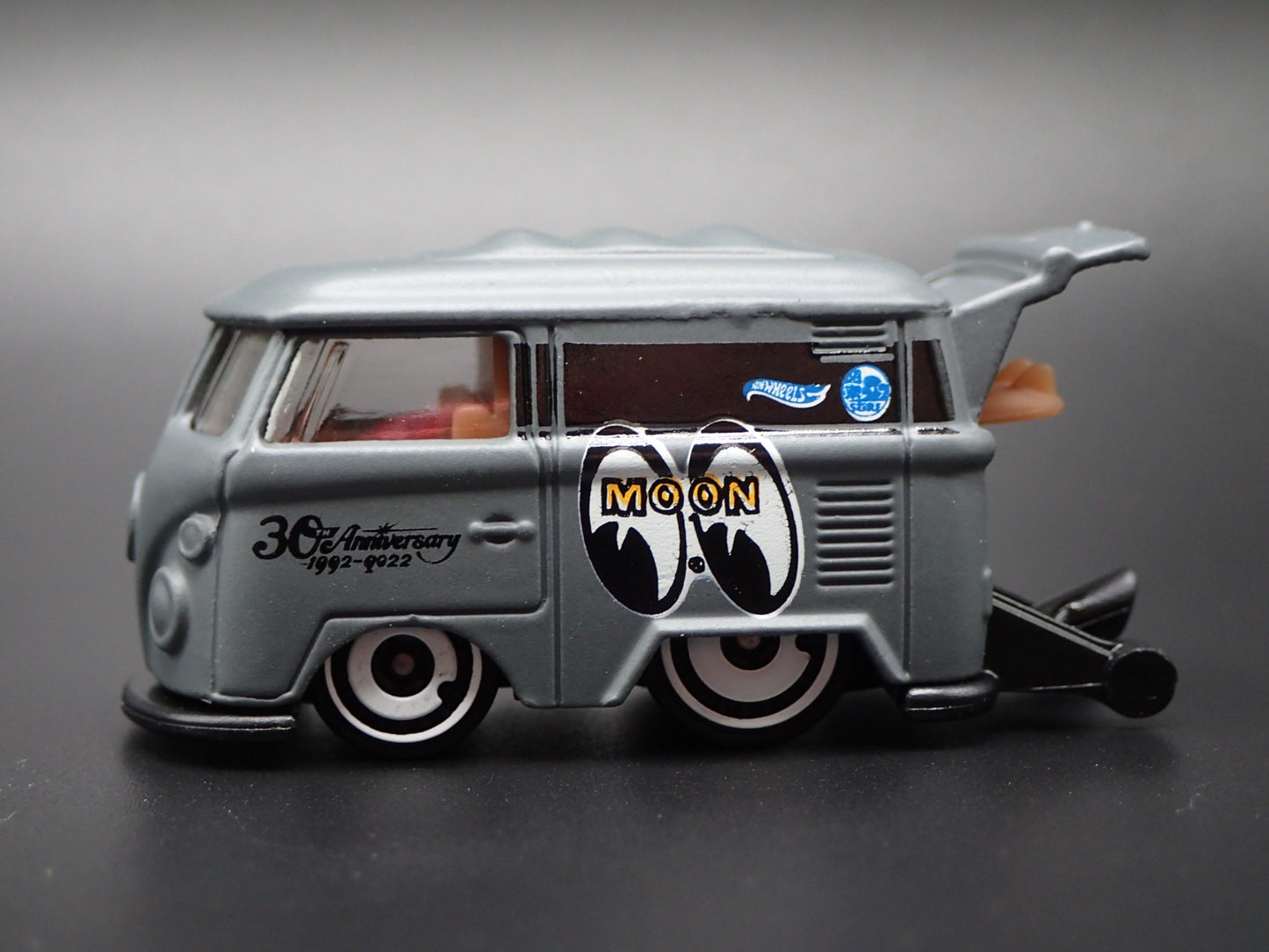 VW VOLKSWAGEN KOOL KOMBI MINI BUS VAN MOONEYES GRAY 1:64 SCALE DIECAST MODEL CAR