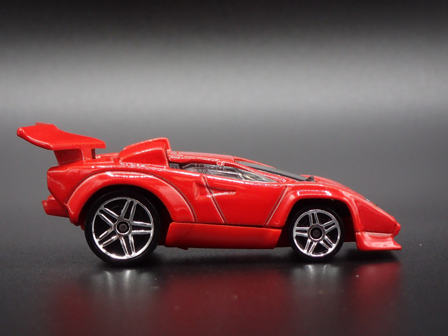 1974-1990 LAMBORGHINI COUNTACH SUPER CAR 1:64 SCALE DIORAMA DIECAST MODEL CAR