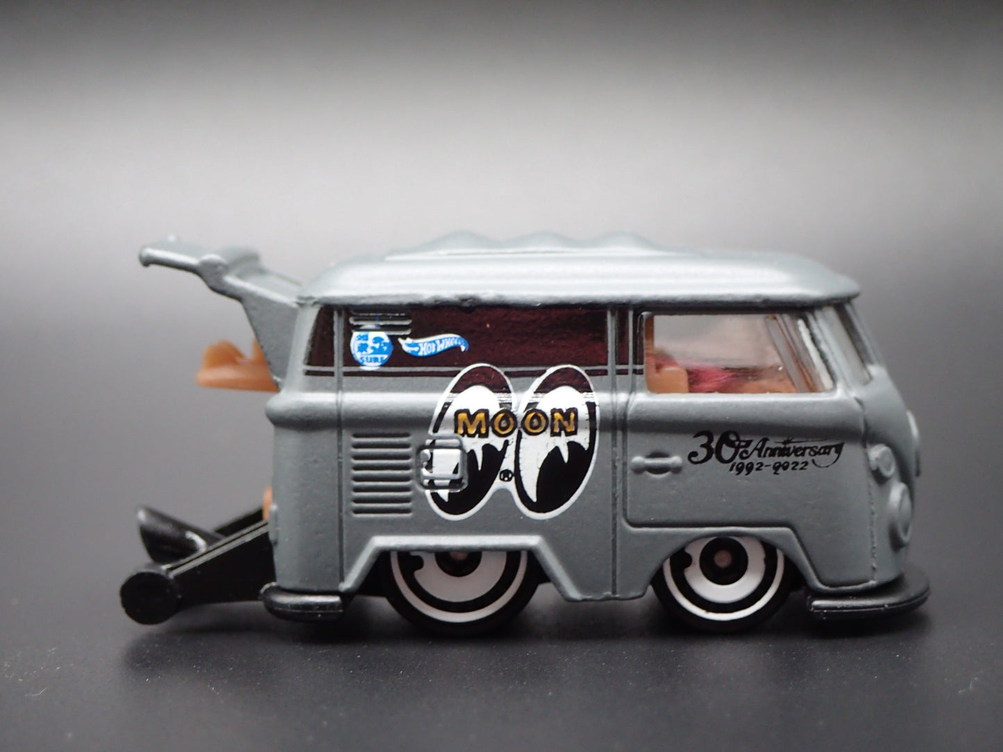 VW VOLKSWAGEN KOOL KOMBI MINI BUS VAN MOONEYES GRAY 1:64 SCALE DIECAST MODEL CAR