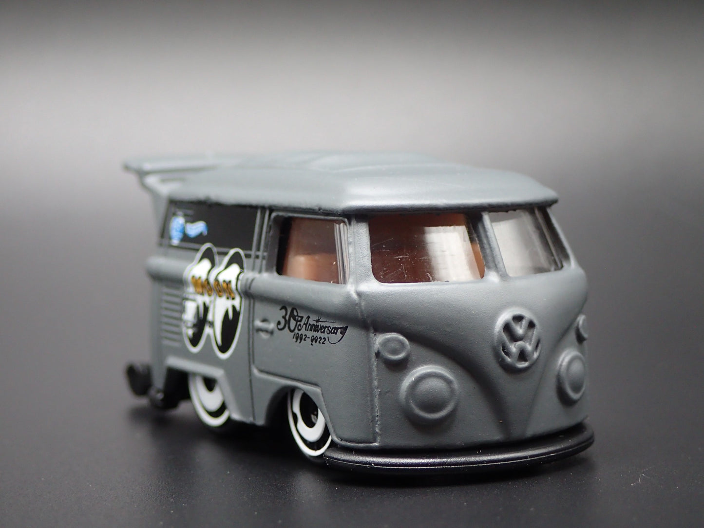 VW VOLKSWAGEN KOOL KOMBI MINI BUS VAN MOONEYES GRAY 1:64 SCALE DIECAST MODEL CAR