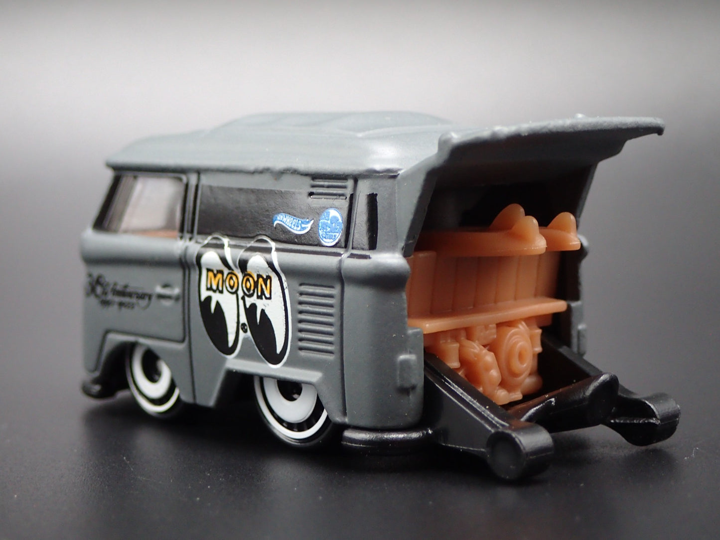 VW VOLKSWAGEN KOOL KOMBI MINI BUS VAN MOONEYES GRAY 1:64 SCALE DIECAST MODEL CAR