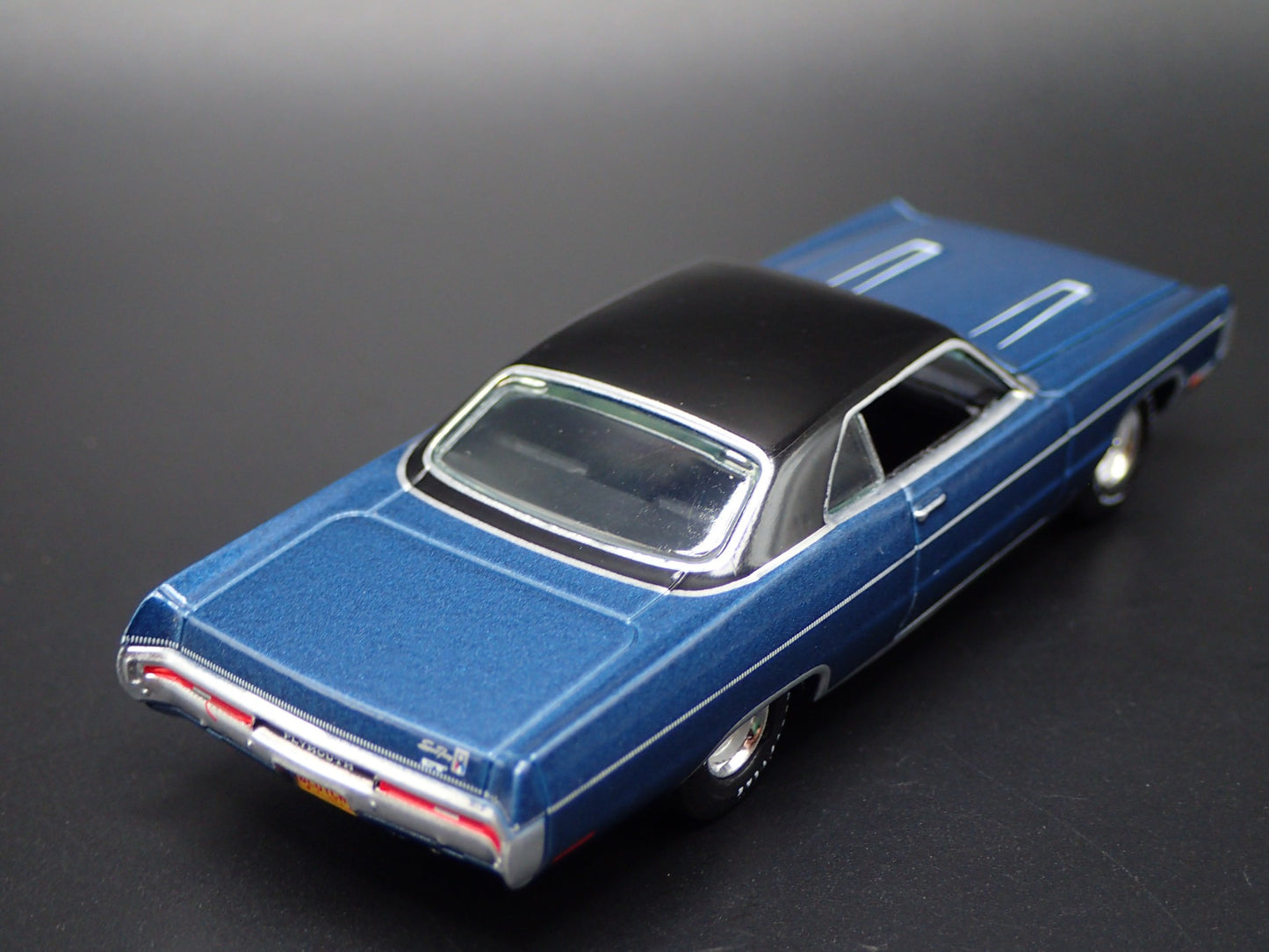 1970 70 PLYMOUTH SPORT FURY GT BLUE 1/64 SCALE DIORAMA DIECAST MODEL CAR