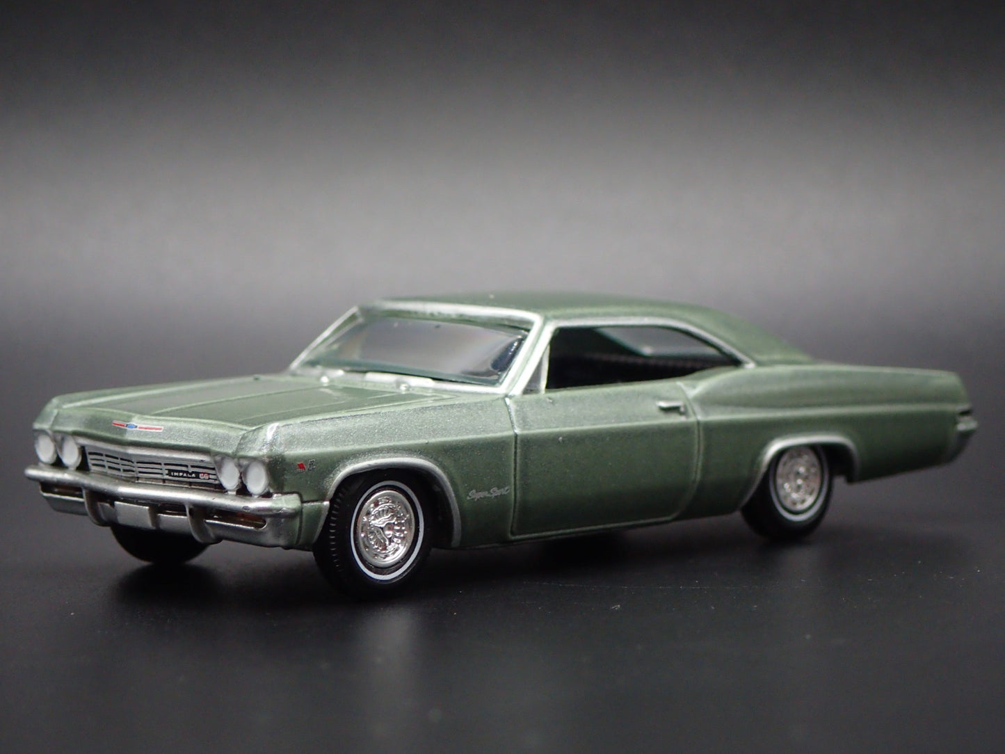 1965 65 CHEVY CHEVROLET IMPALA SS 396 GREEN 1:64 SCALE DIORAMA DIECAST MODEL CAR