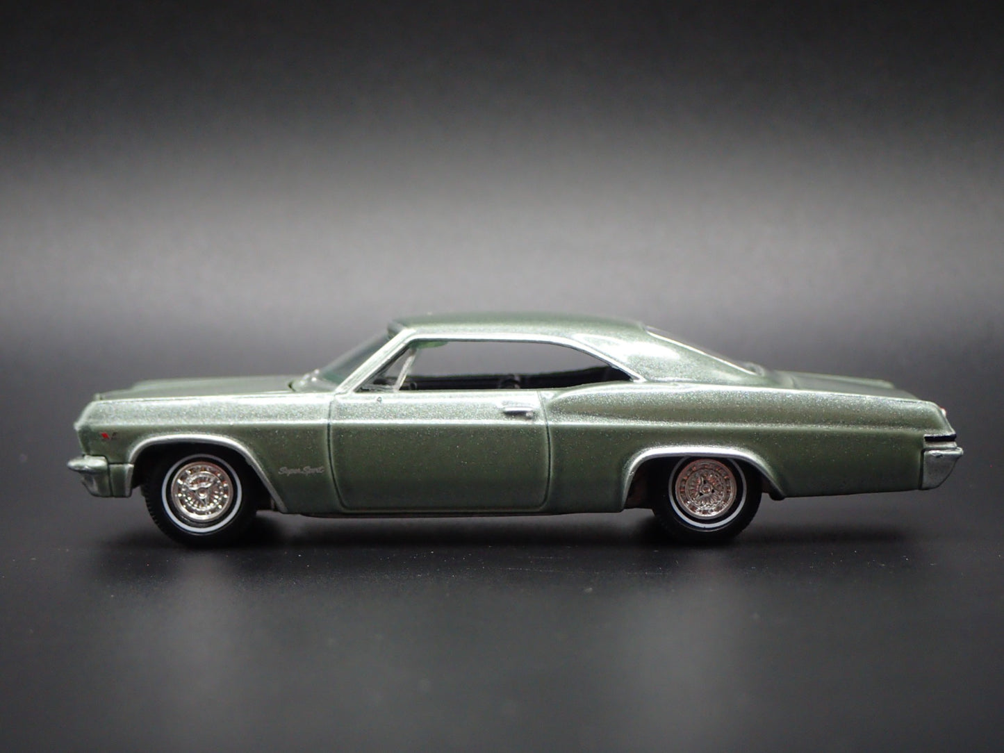 1965 65 CHEVY CHEVROLET IMPALA SS 396 GREEN 1:64 SCALE DIORAMA DIECAST MODEL CAR
