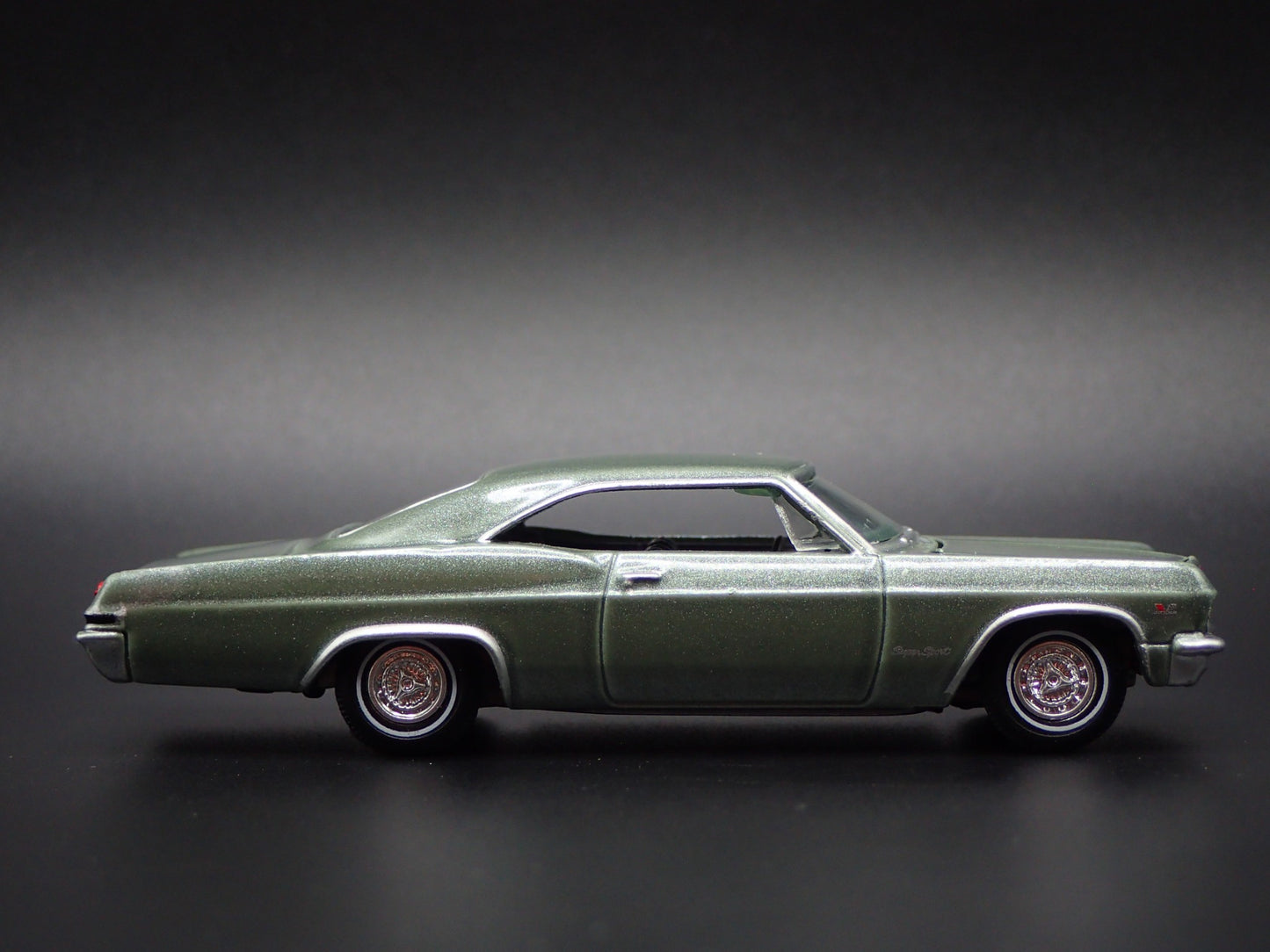 1965 65 CHEVY CHEVROLET IMPALA SS 396 GREEN 1:64 SCALE DIORAMA DIECAST MODEL CAR