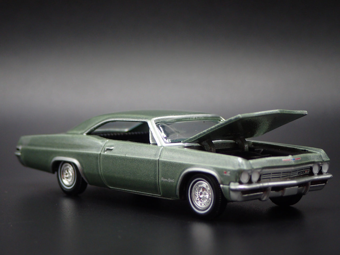 1965 65 CHEVY CHEVROLET IMPALA SS 396 GREEN 1:64 SCALE DIORAMA DIECAST MODEL CAR