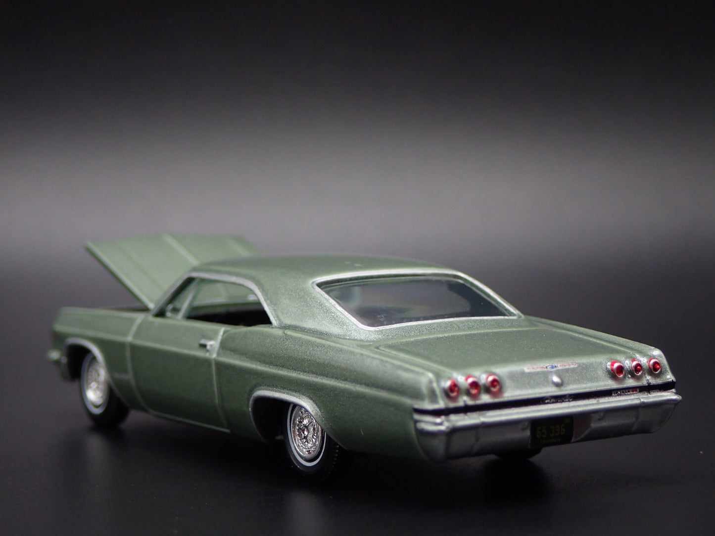 1965 65 CHEVY CHEVROLET IMPALA SS 396 GREEN 1:64 SCALE DIORAMA DIECAST MODEL CAR