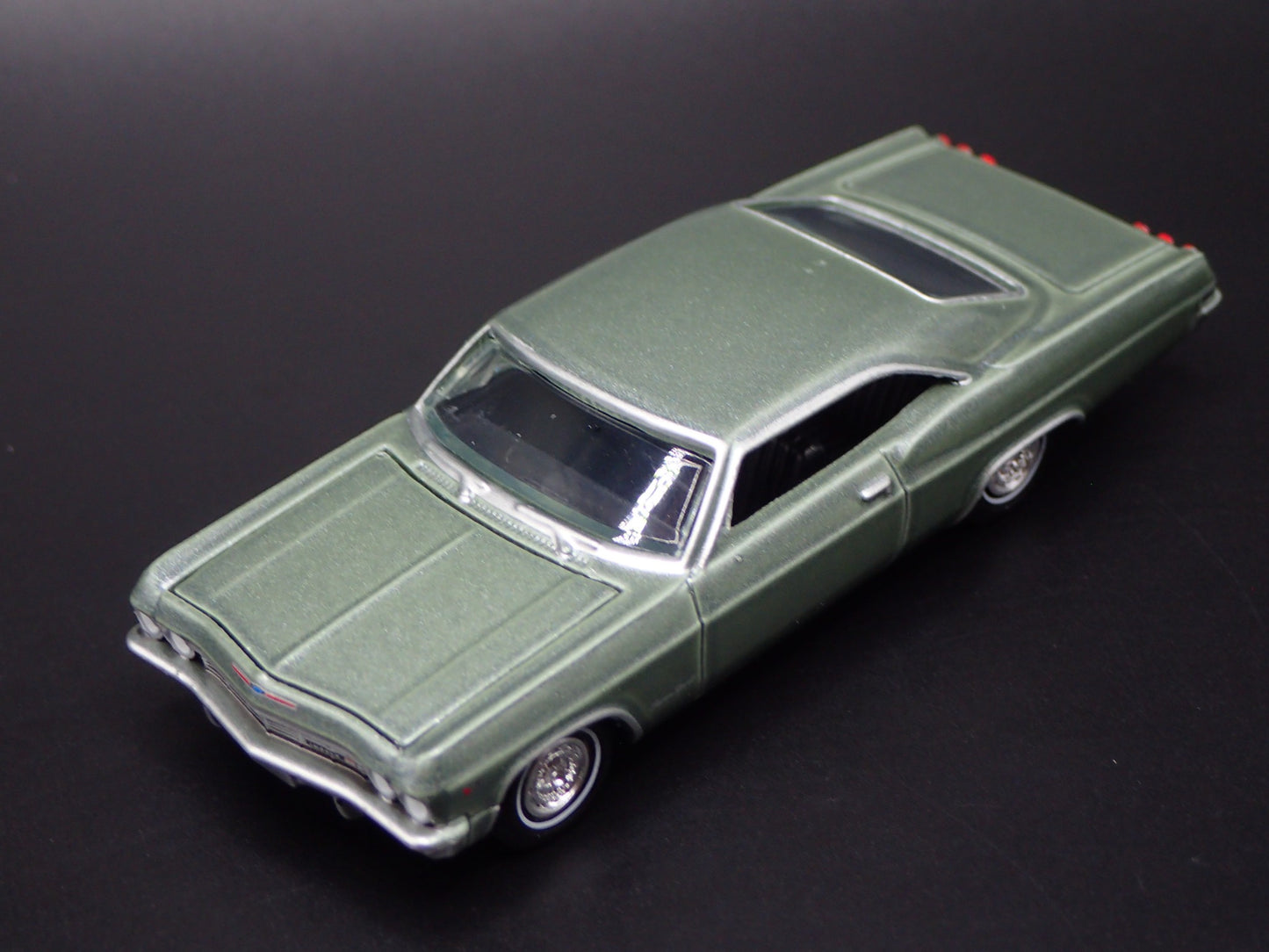 1965 65 CHEVY CHEVROLET IMPALA SS 396 GREEN 1:64 SCALE DIORAMA DIECAST MODEL CAR