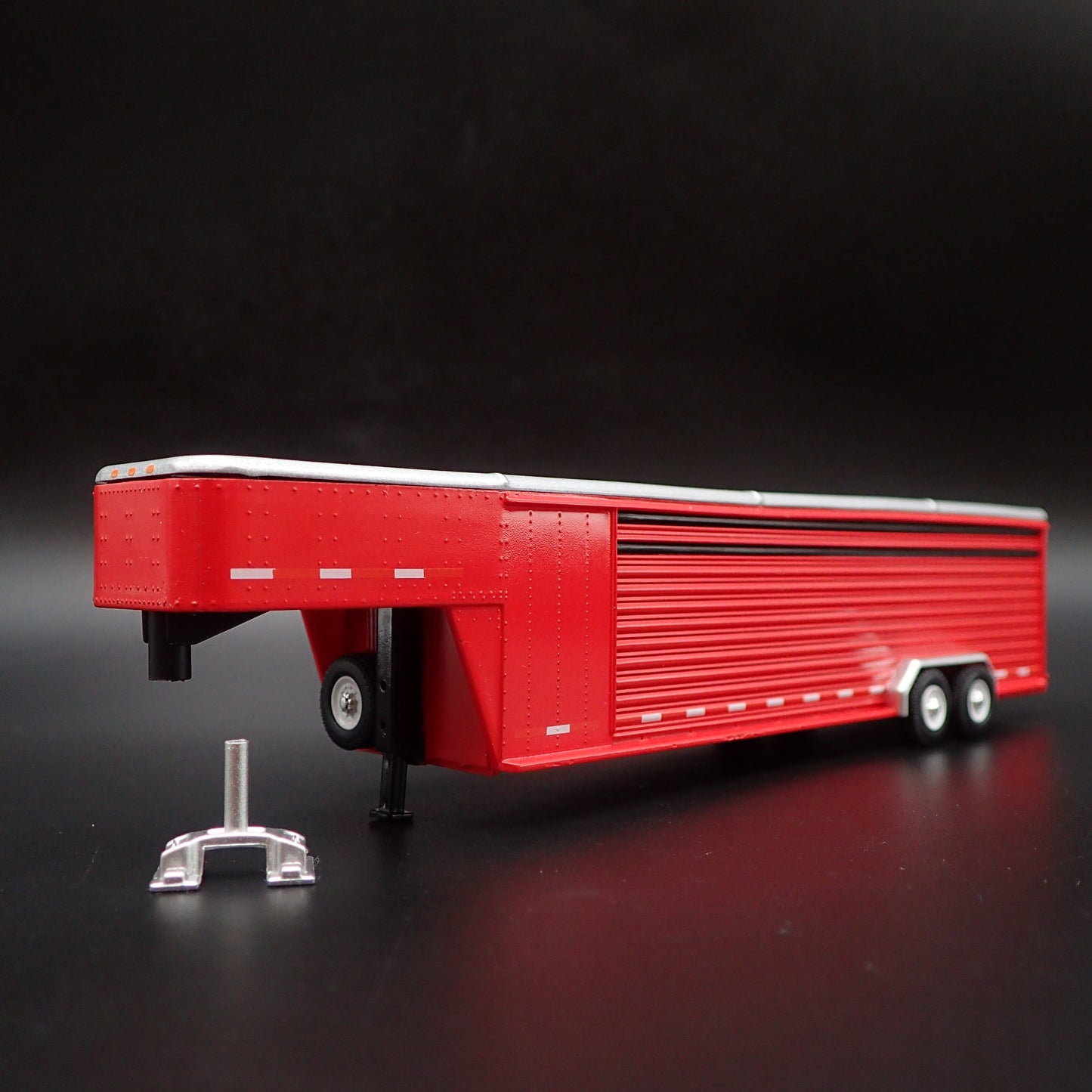 26 FOOT CONTINUOUS GOOSENECK LIVESTOCK TRAILER 1:64 SCALE DIORAMA DIECAST MODEL