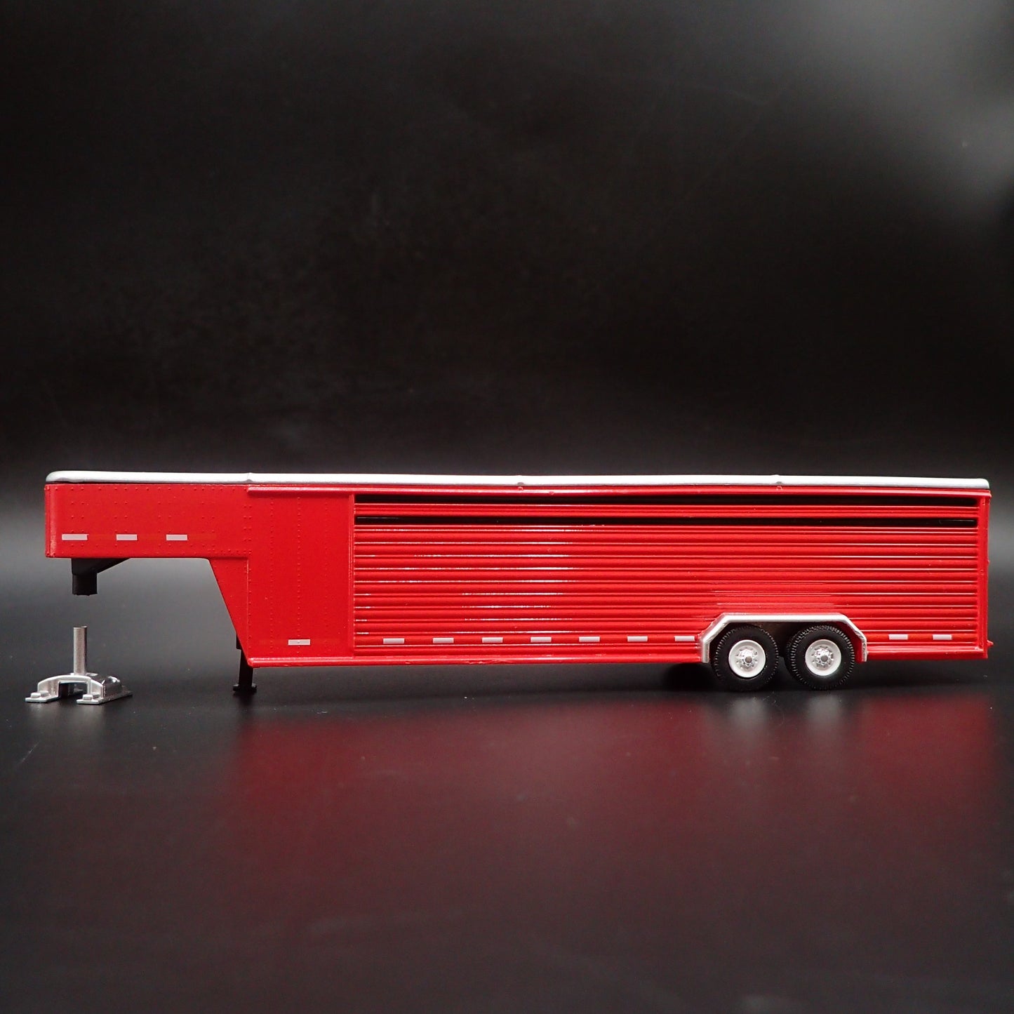 26 FOOT CONTINUOUS GOOSENECK LIVESTOCK TRAILER 1:64 SCALE DIORAMA DIECAST MODEL