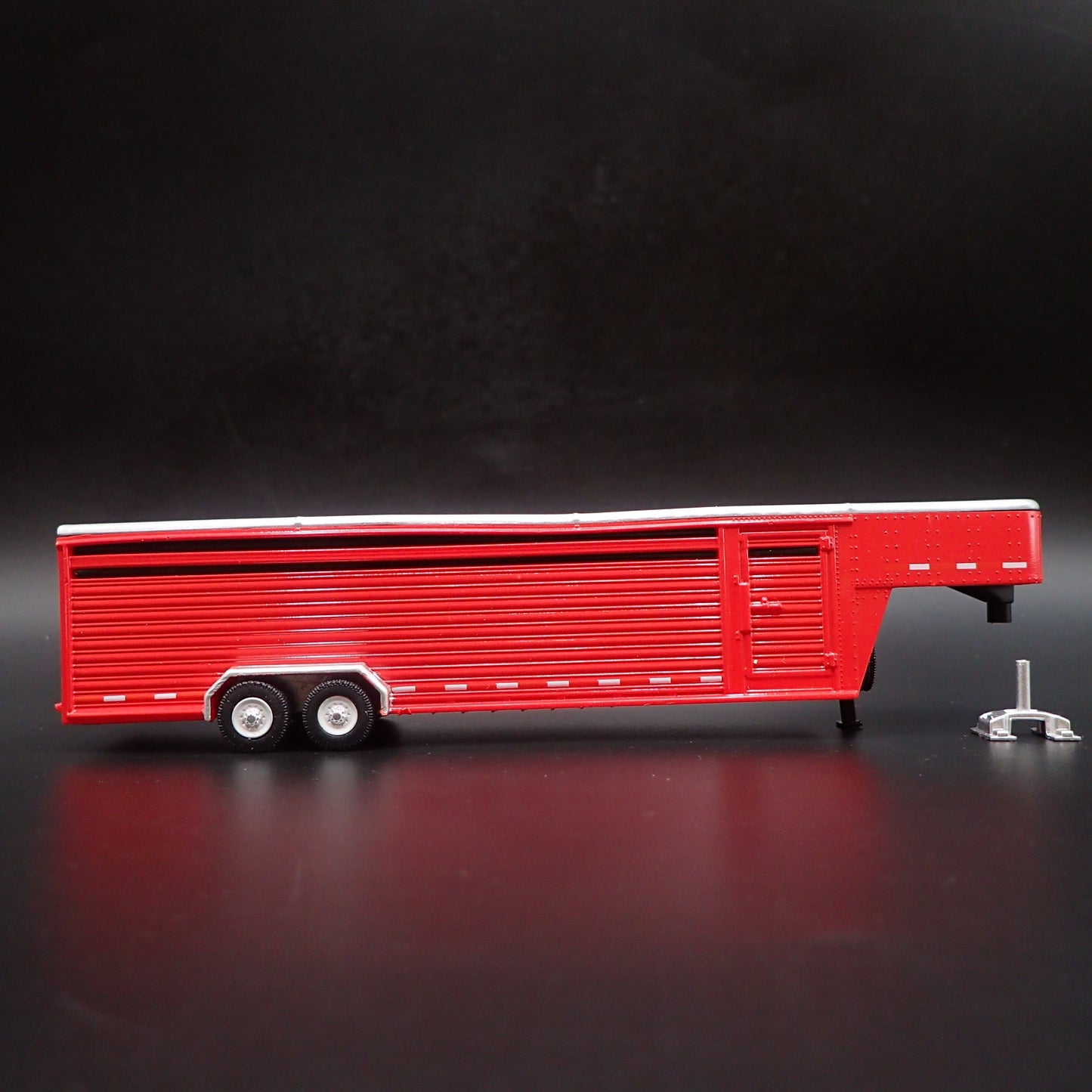 26 FOOT CONTINUOUS GOOSENECK LIVESTOCK TRAILER 1:64 SCALE DIORAMA DIECAST MODEL