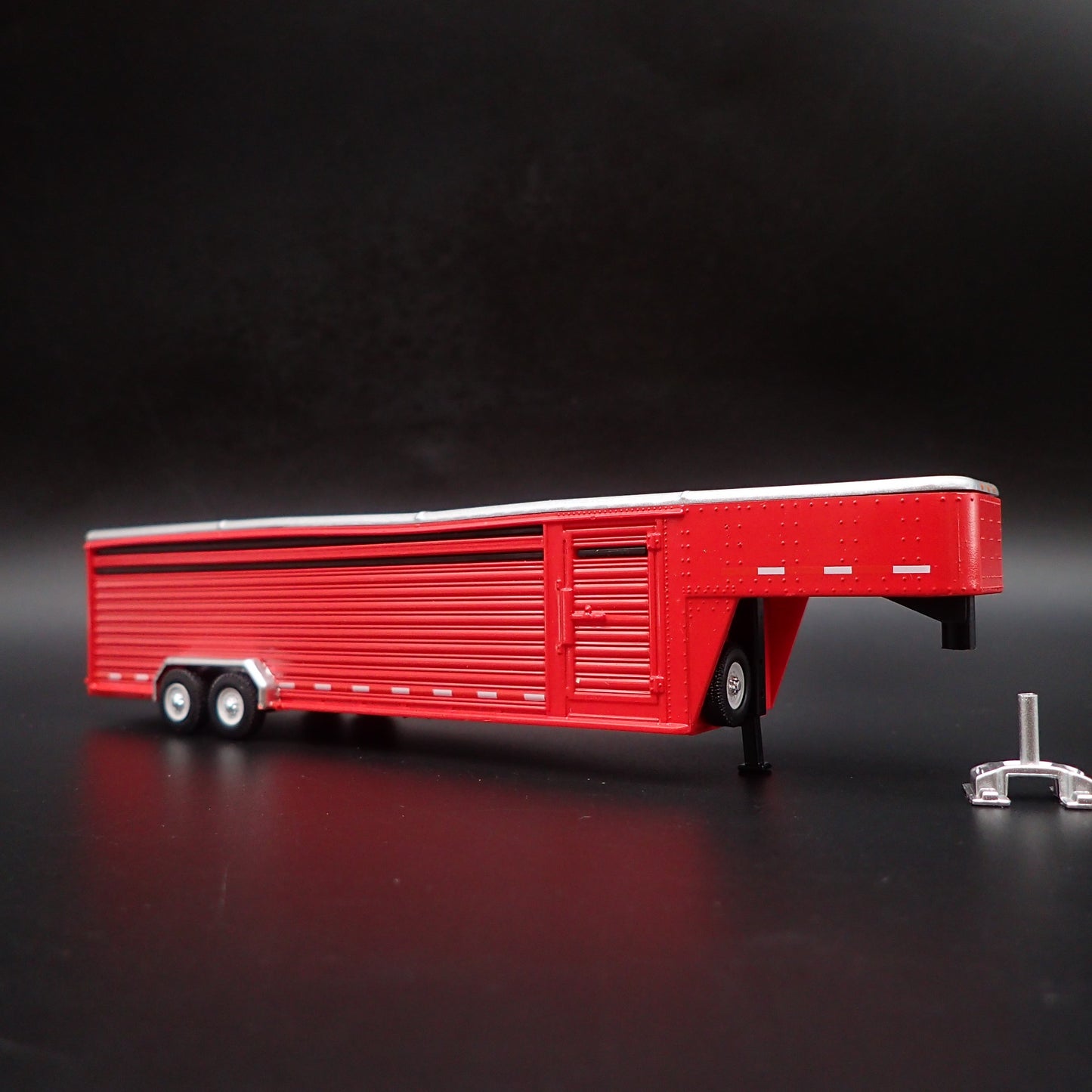 26 FOOT CONTINUOUS GOOSENECK LIVESTOCK TRAILER 1:64 SCALE DIORAMA DIECAST MODEL