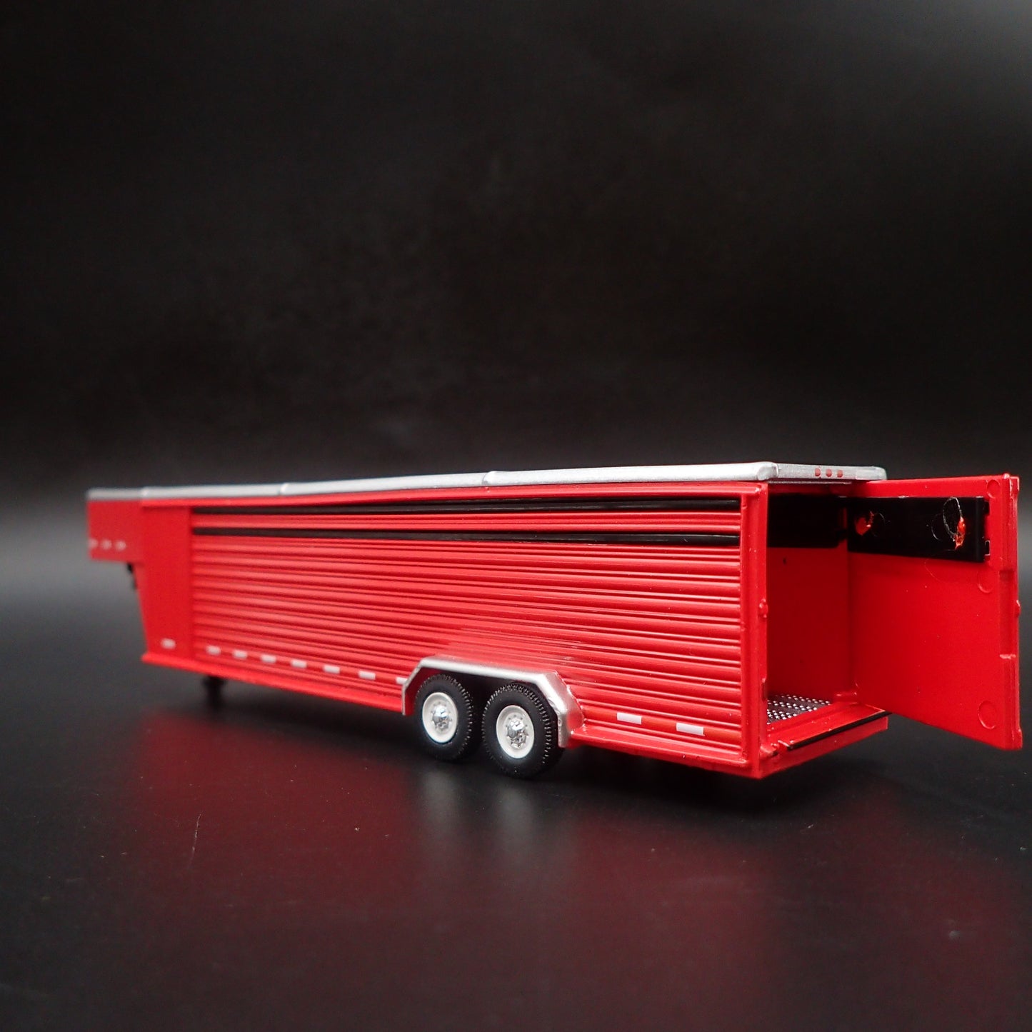 26 FOOT CONTINUOUS GOOSENECK LIVESTOCK TRAILER 1:64 SCALE DIORAMA DIECAST MODEL