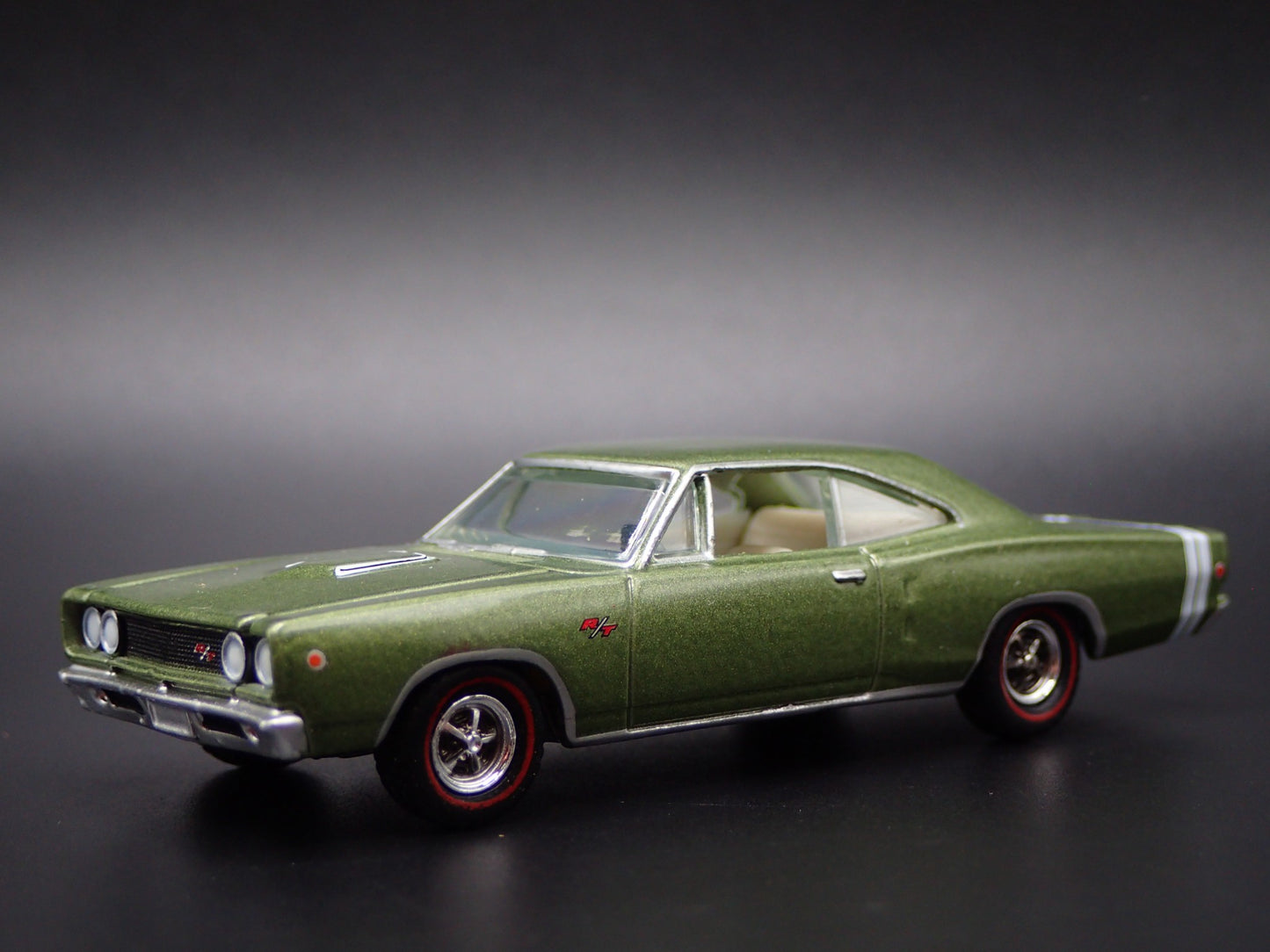 1968 68 DODGE CORONET RT GREEN 1:64 SCALE COLLECTIBLE DIORAMA DIECAST MODEL CAR