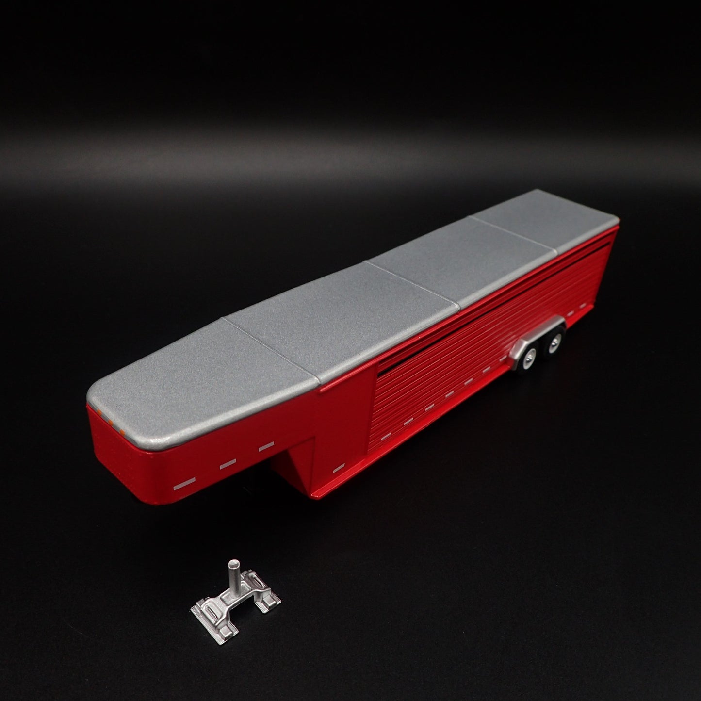 26 FOOT CONTINUOUS GOOSENECK LIVESTOCK TRAILER 1:64 SCALE DIORAMA DIECAST MODEL