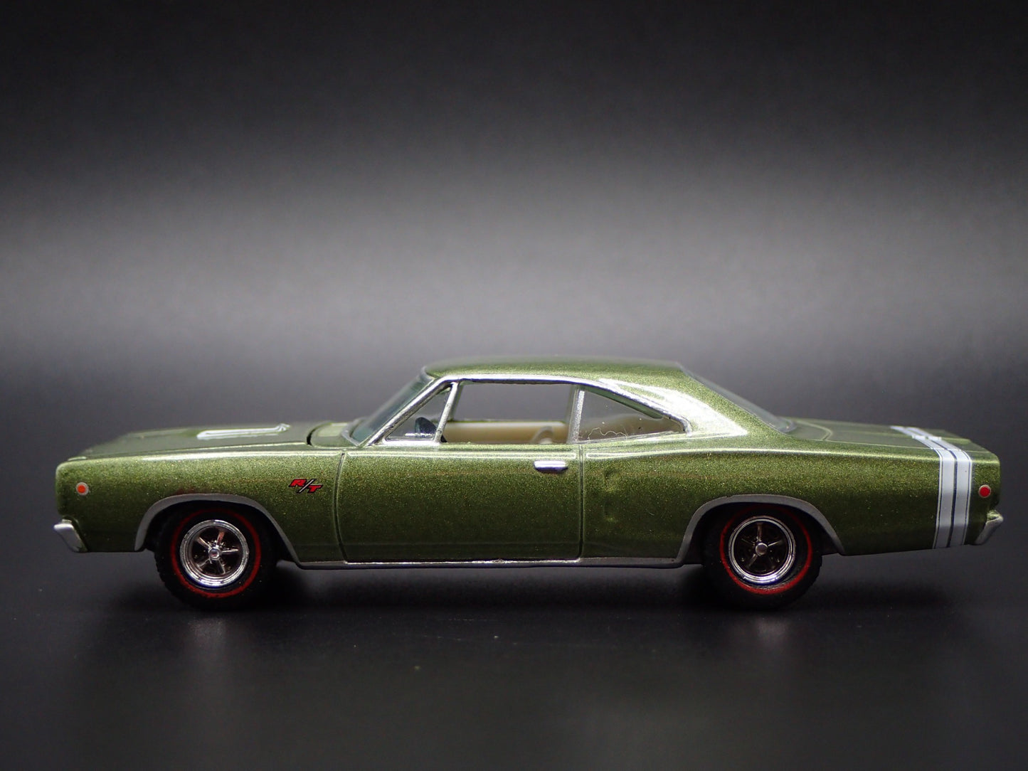 1968 68 DODGE CORONET RT GREEN 1:64 SCALE COLLECTIBLE DIORAMA DIECAST MODEL CAR
