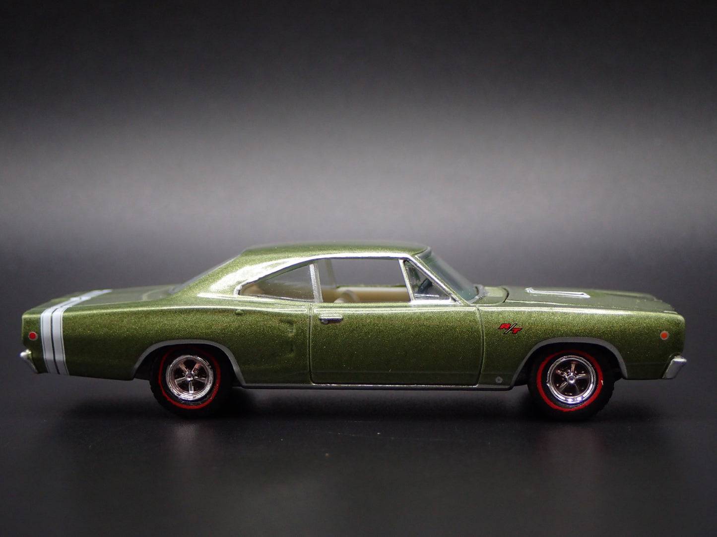 1968 68 DODGE CORONET RT GREEN 1:64 SCALE COLLECTIBLE DIORAMA DIECAST MODEL CAR