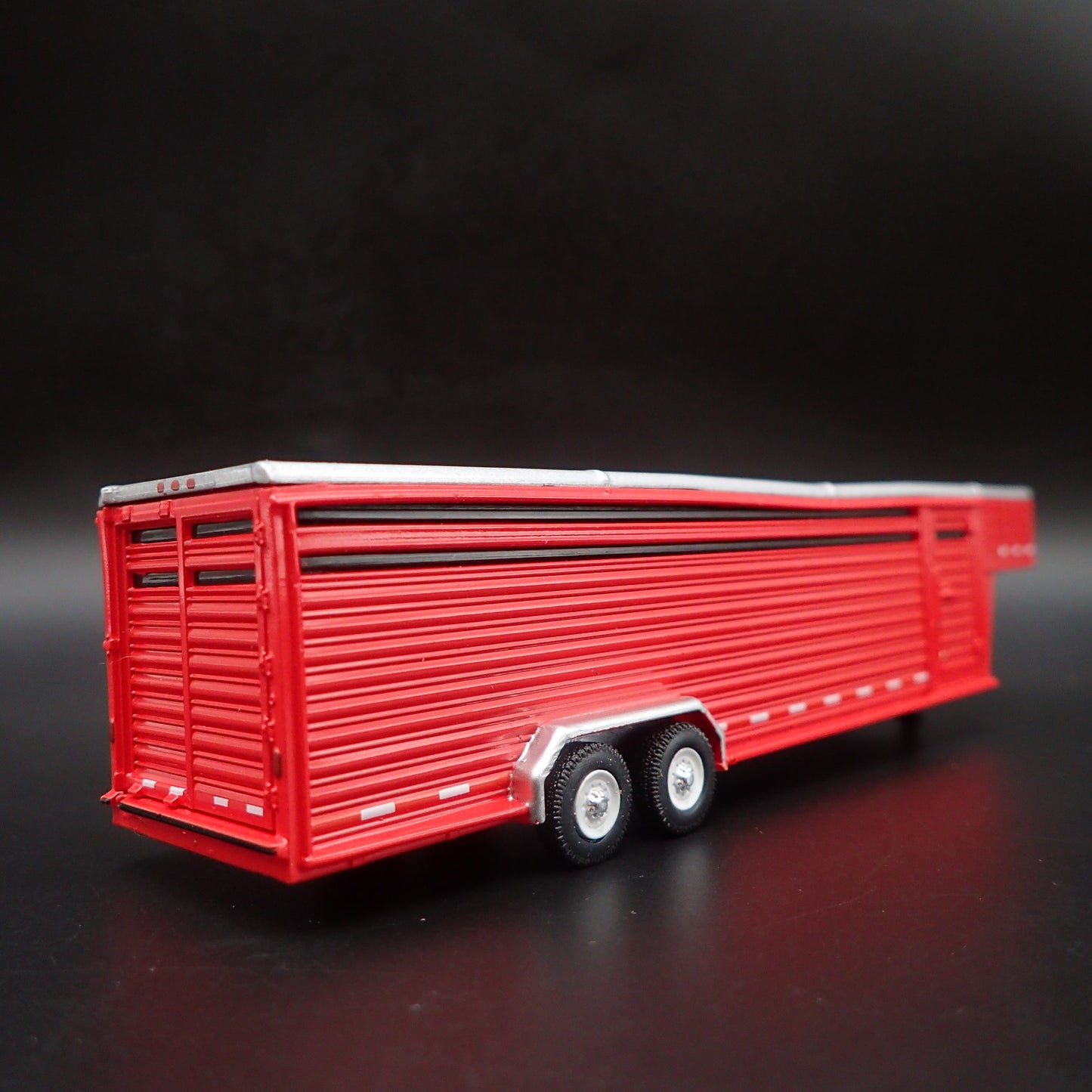 26 FOOT CONTINUOUS GOOSENECK LIVESTOCK TRAILER 1:64 SCALE DIORAMA DIECAST MODEL