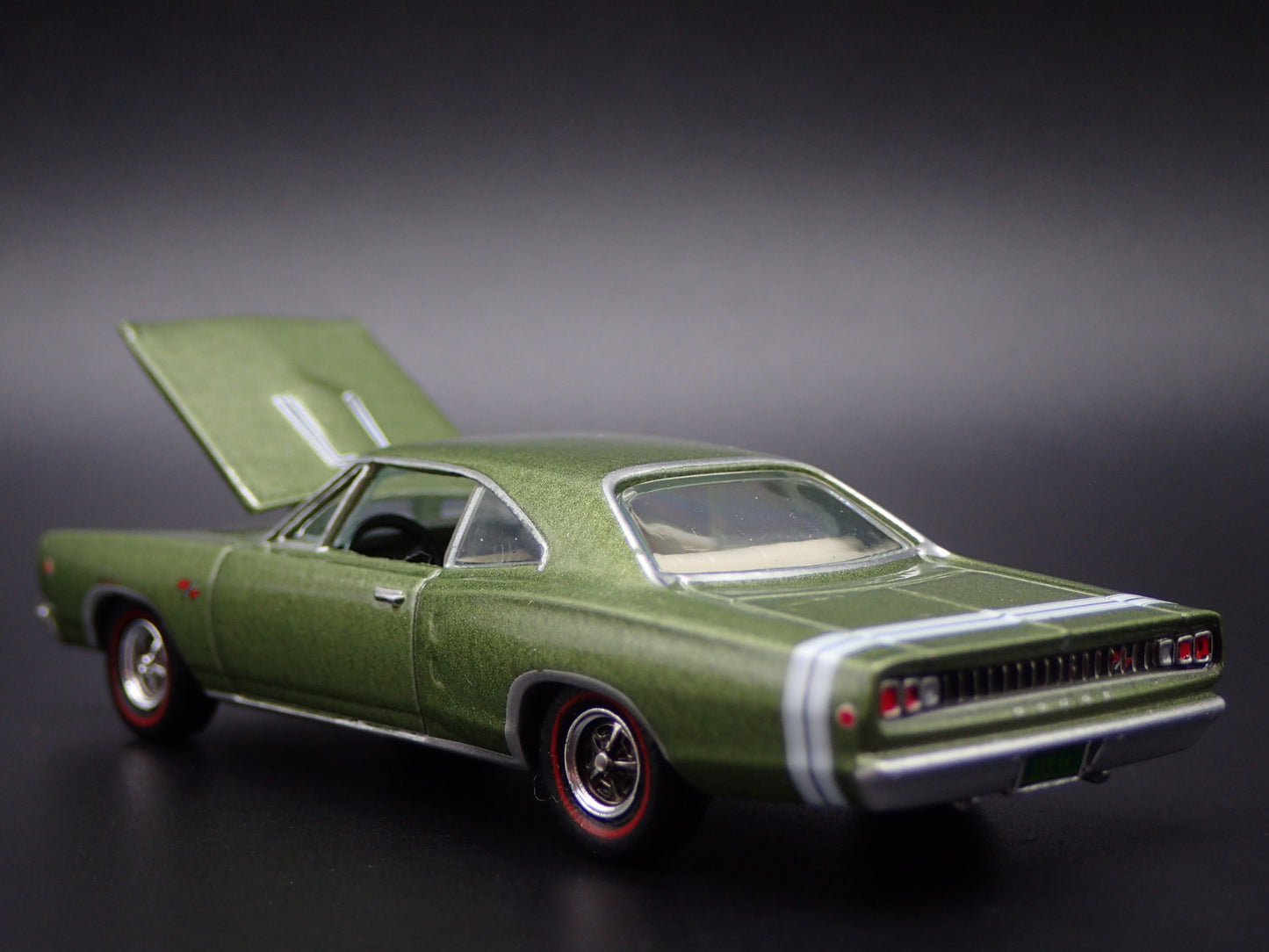 1968 68 DODGE CORONET RT GREEN 1:64 SCALE COLLECTIBLE DIORAMA DIECAST MODEL CAR