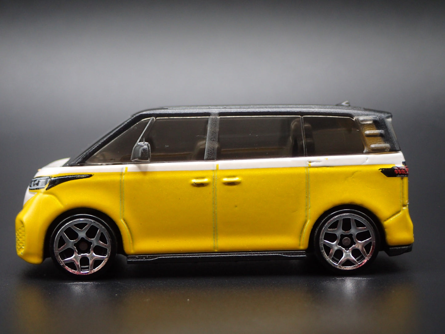 2025 25 VW VOLKSWAGEN ID BUZZ ELECTRIC CAR YELLOW 1:64 SCALE DIECAST MODEL CAR