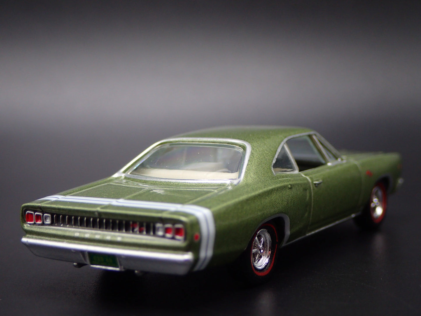 1968 68 DODGE CORONET RT GREEN 1:64 SCALE COLLECTIBLE DIORAMA DIECAST MODEL CAR