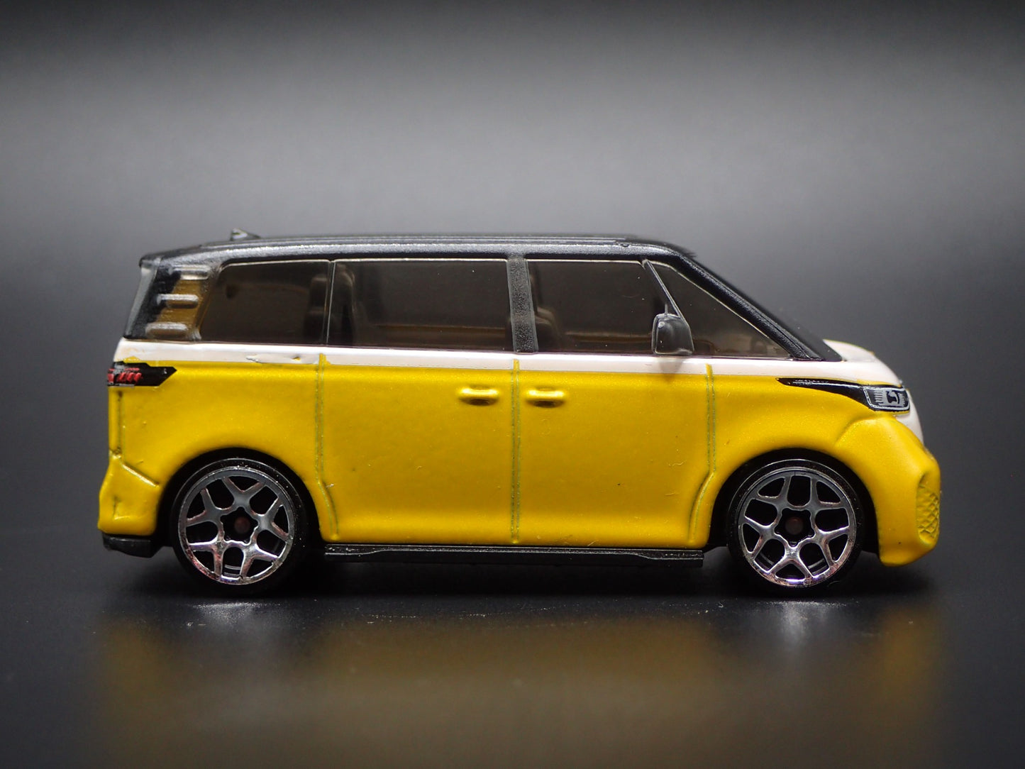 2025 25 VW VOLKSWAGEN ID BUZZ ELECTRIC CAR YELLOW 1:64 SCALE DIECAST MODEL CAR