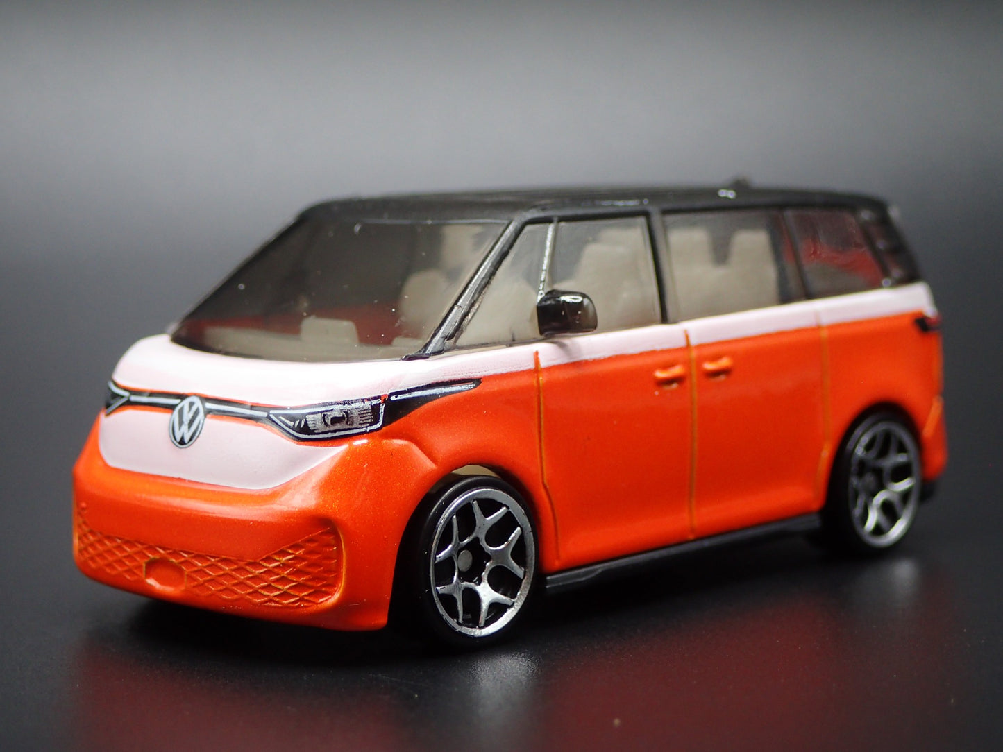 2025 25 VW VOLKSWAGEN ID BUZZ ELECTRIC CAR ORANGE 1:64 SCALE DIECAST MODEL CAR